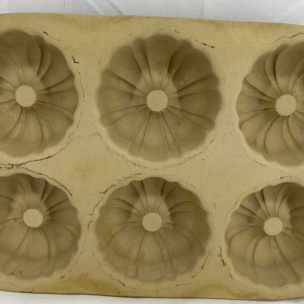 Pampered Chef Stoneware Mini Fluted Bundt Pan Family Heritage Classic